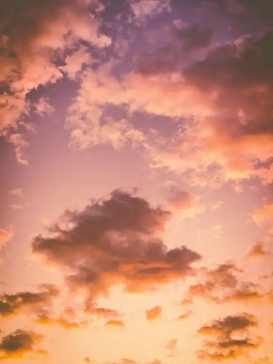 Nubes naranjas y violetas durante la hora dorada