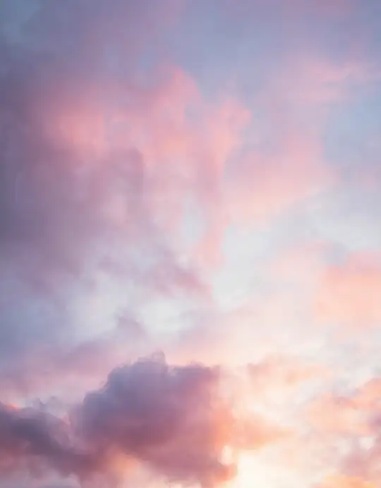 Nubes rosadas y violetas en un cielo de atardecer
