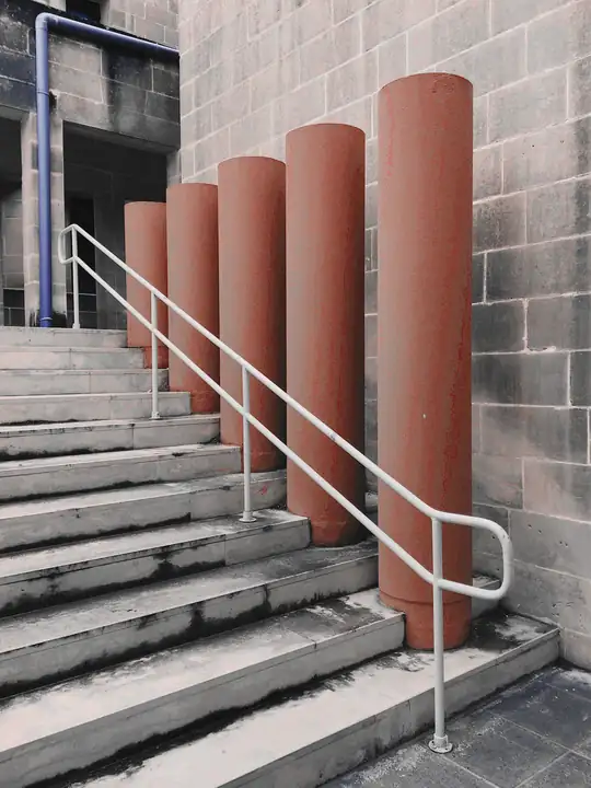 Columnas de terracota junto a una escalera con barandilla