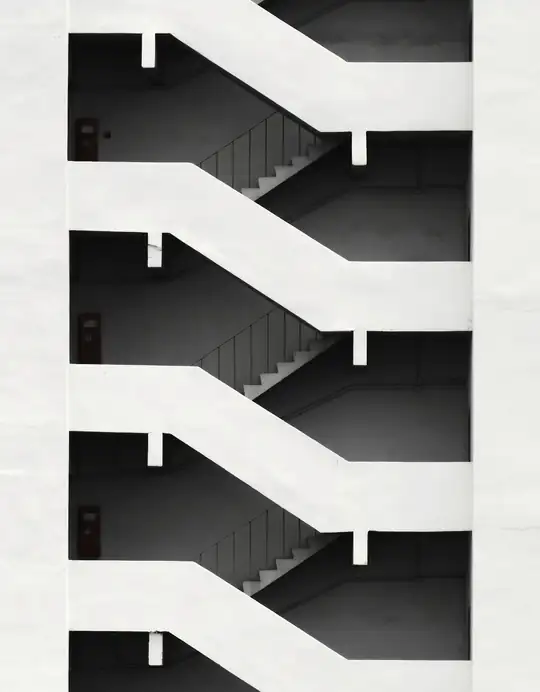 Tramos de escalera en zigzag sobre una fachada blanca