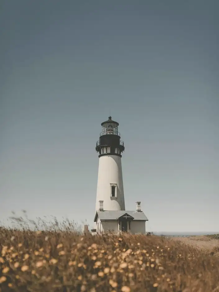 Faro blanco sobre un pastizal seco