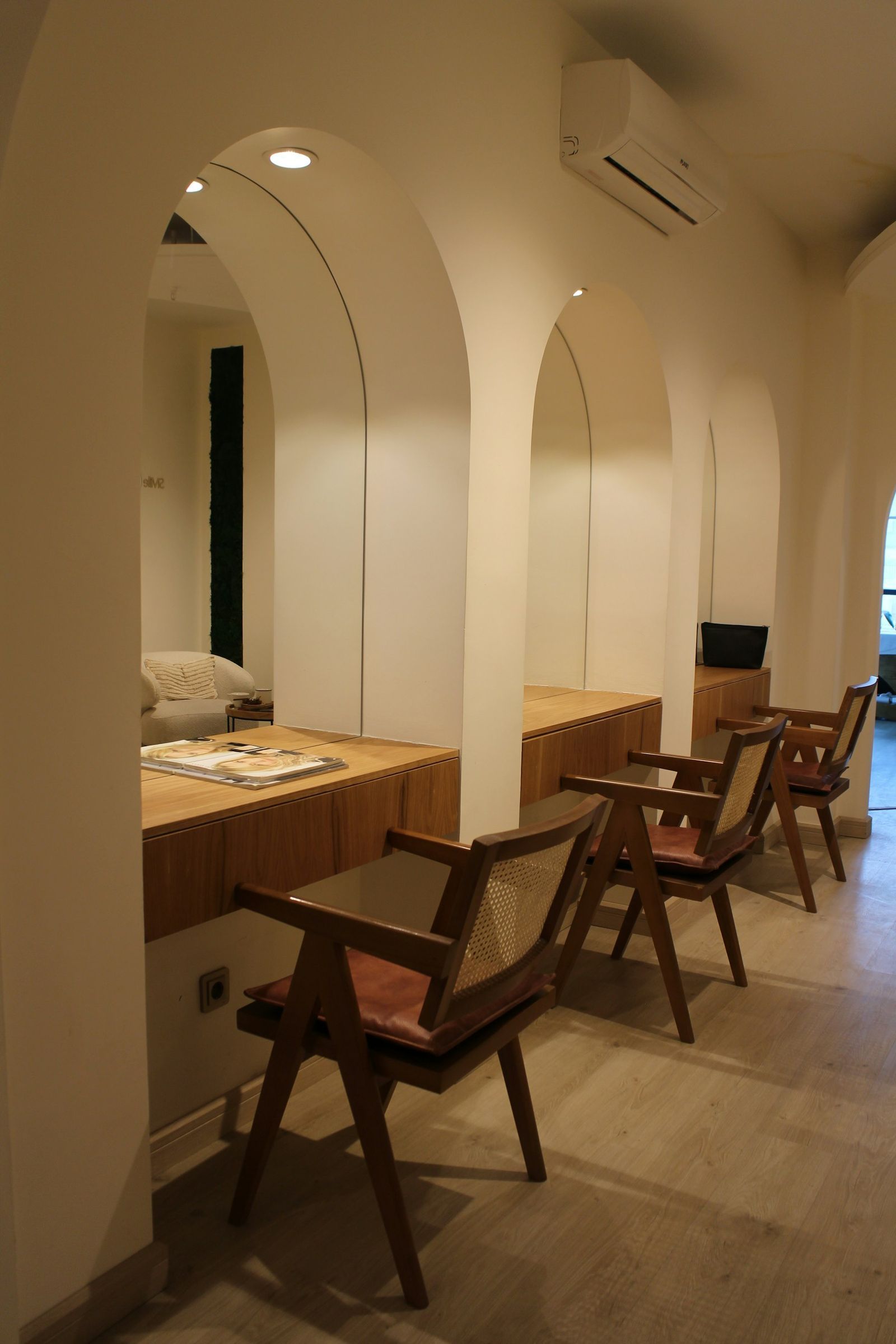 Pasillo con arcos y sillas de madera