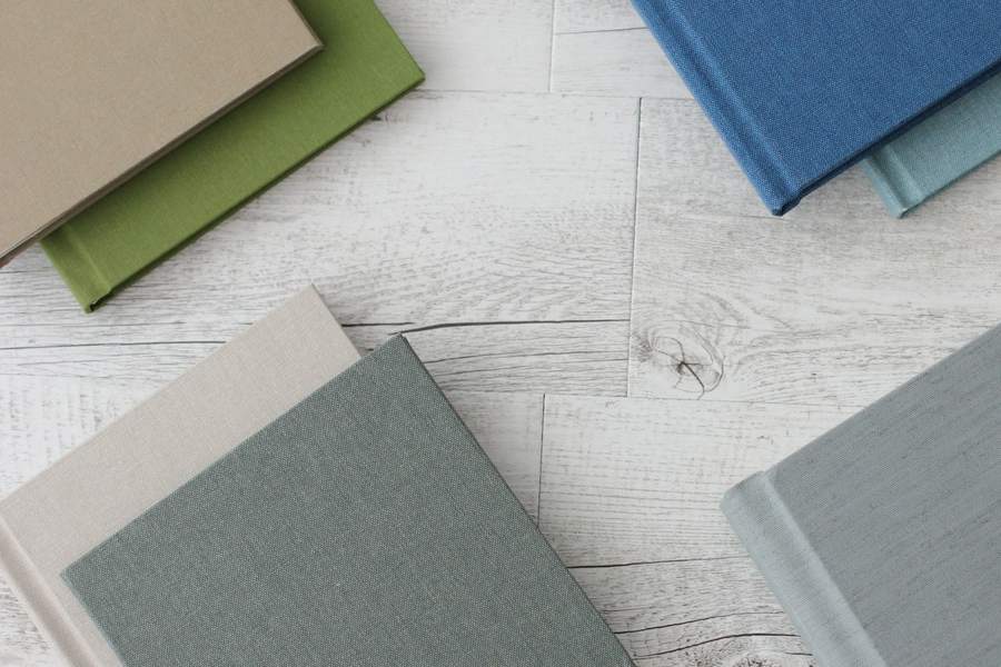 Libros de tela en tonos tierra y azul, para una colección editorial
