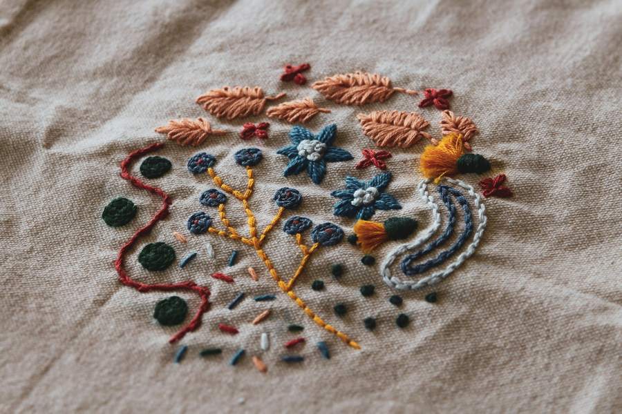Bordado de flores y hojas sobre tela de lino, referencia para un patrón de envase