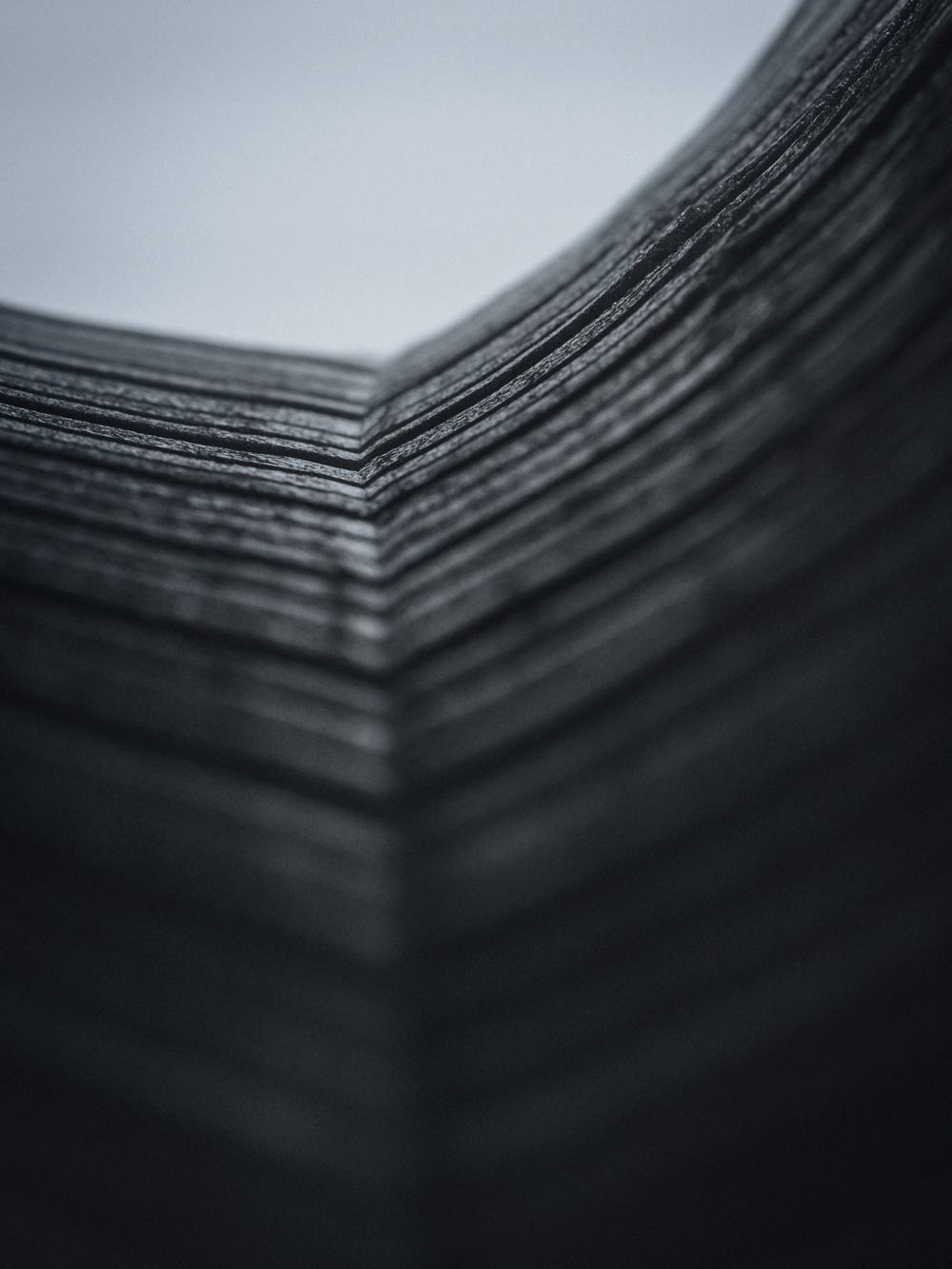 Esquina de una pila de papel oscuro