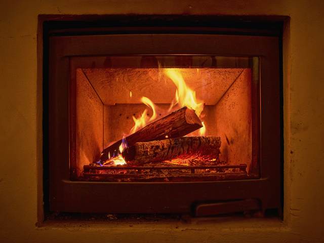 Fuego encendido dentro de una estufa a leña