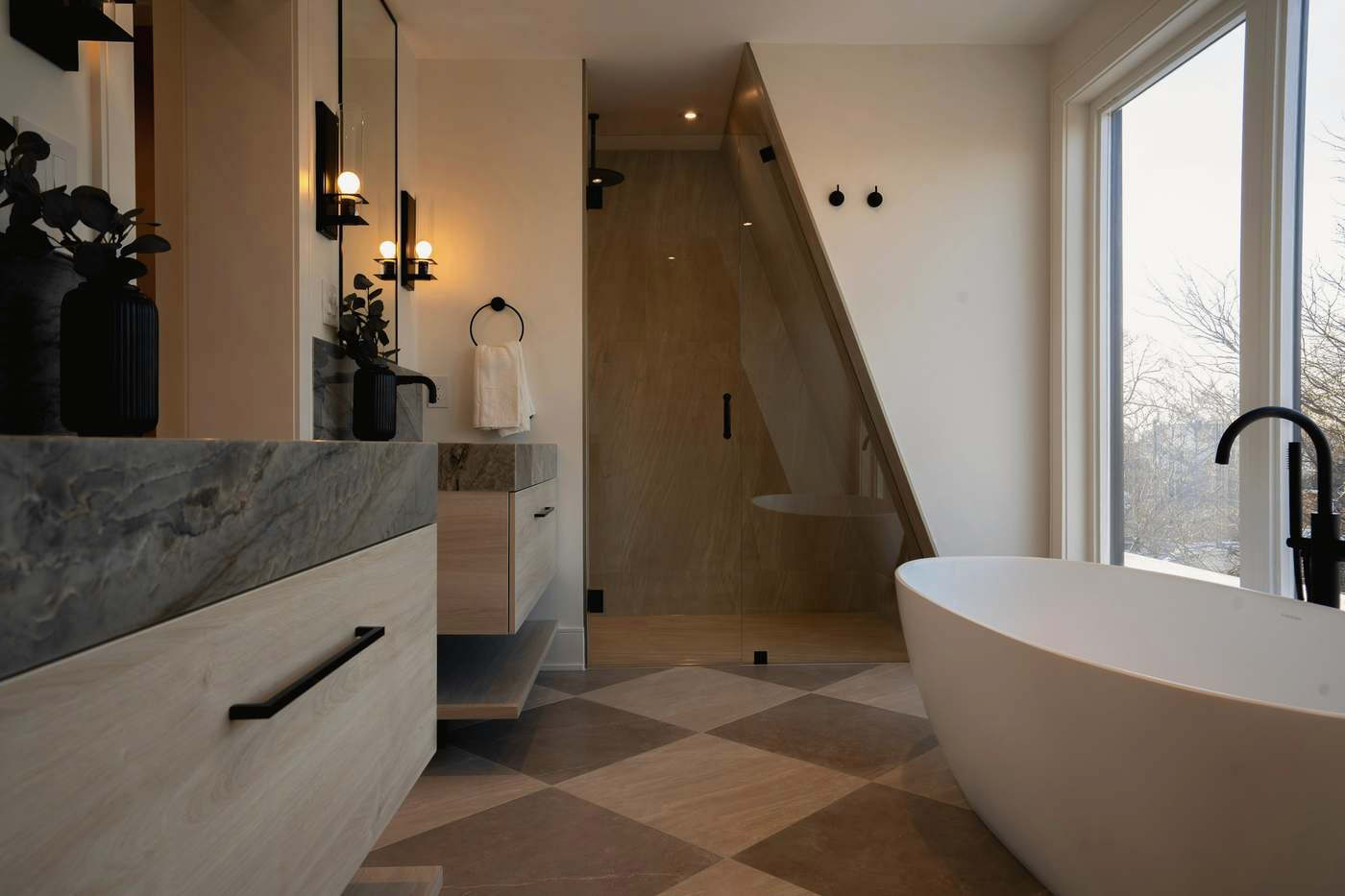 Baño con bañera exenta, mesada de piedra y piso de damero