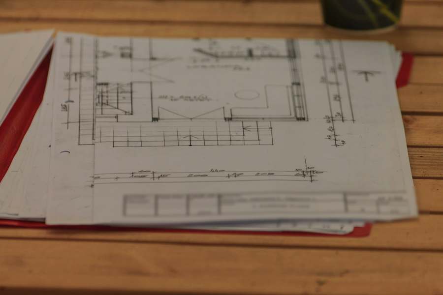 Planos de una vivienda sobre una mesa de madera