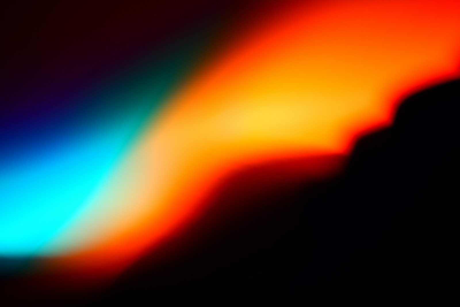 Luz naranja y azul sobre negro