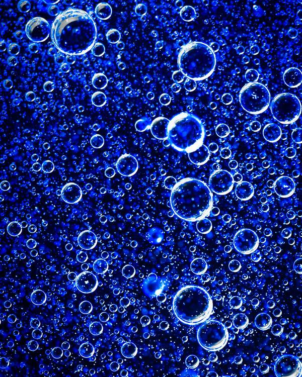 Burbujas azules sobre un fondo profundo