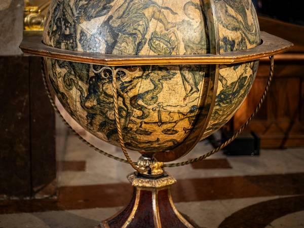 Globo terráqueo antiguo sobre un pedestal