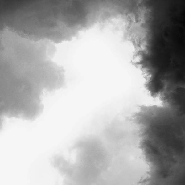Hueco luminoso entre nubes oscuras