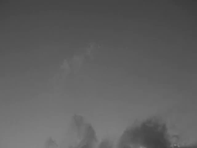 Nubes que cruzan el cielo en blanco y negro (video sin sonido). Ir a «Un viaje (video)»
