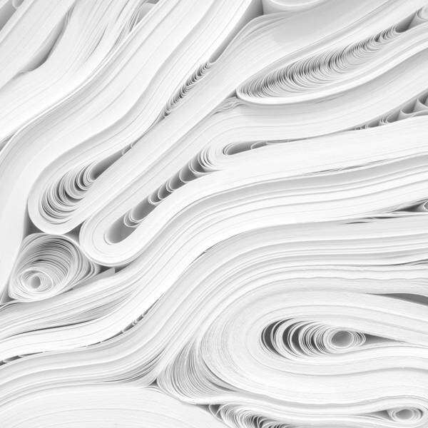 Papel blanco plegado en ondas