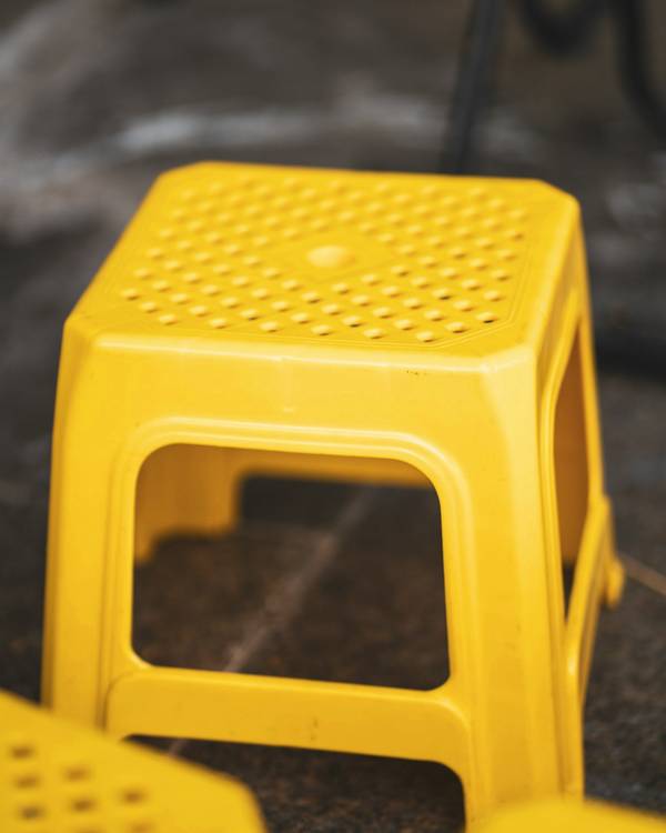 Taburete amarillo de plástico