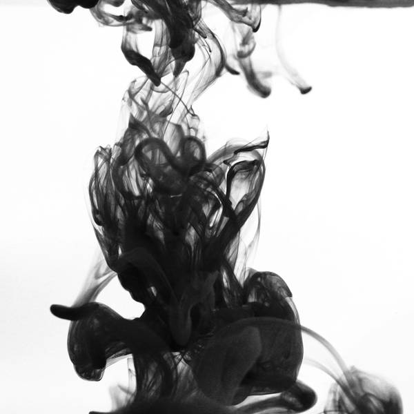 Remolino de tinta negra sobre fondo blanco