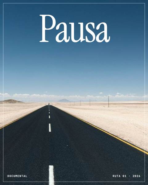 Tarjeta con una carretera recta en el desierto y la palabra «Pausa»