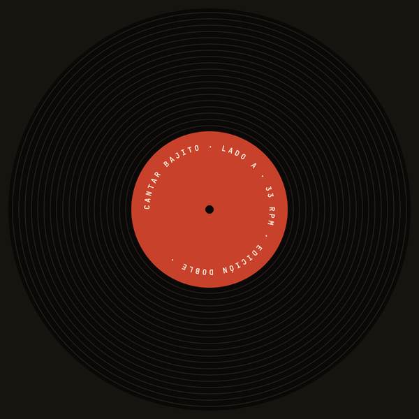 Disco de vinilo con etiqueta roja en el centro