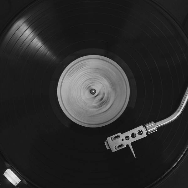 Tocadiscos con un vinilo girando