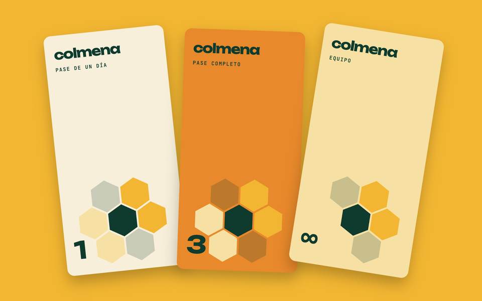 Tres pases de entrada con hexágonos sobre fondo amarillo