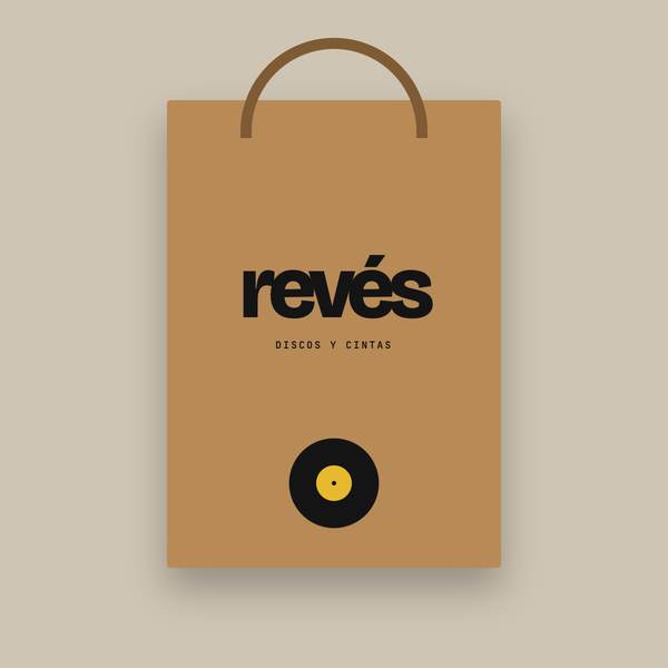 Bolsa de papel kraft con el logotipo y un disco