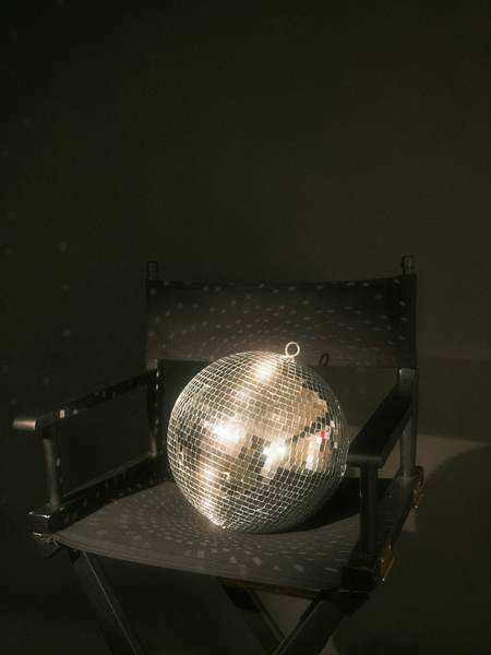 Bola de espejos sobre una silla de director