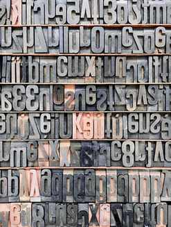 Muro de tipos de madera con letras de todos los tamaños