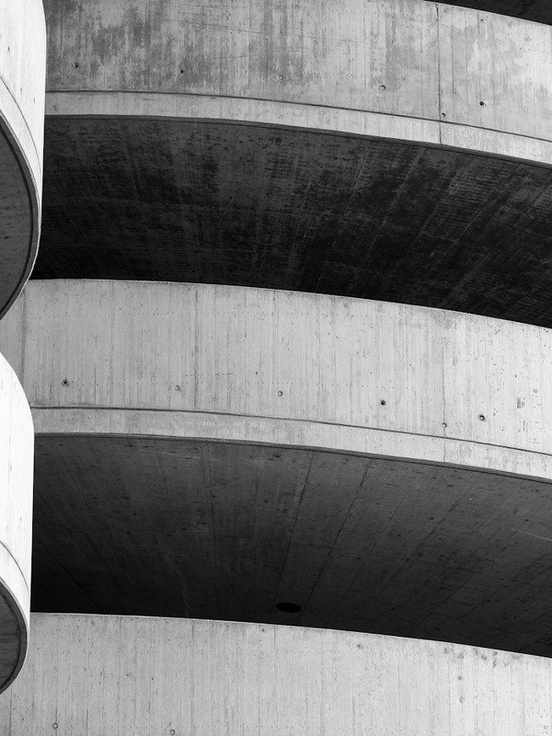 Edificio de hormigón de curvas en blanco y negro