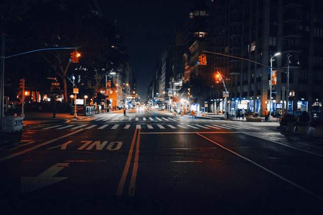 Avenida de noche con luces de colores