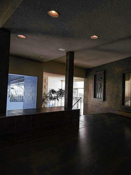 Sala vacía de suelo de madera y luz tenue