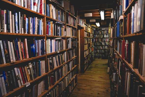 Pasillo de una librería con estantes de madera