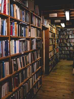 Pasillo de una librería con estantes de madera