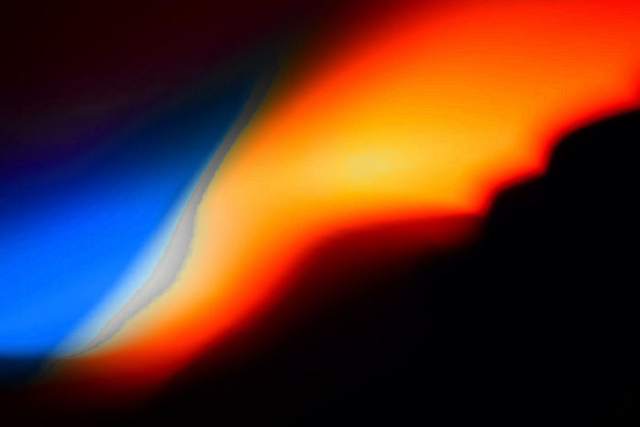 Luz que pasa del azul al naranja sobre fondo negro