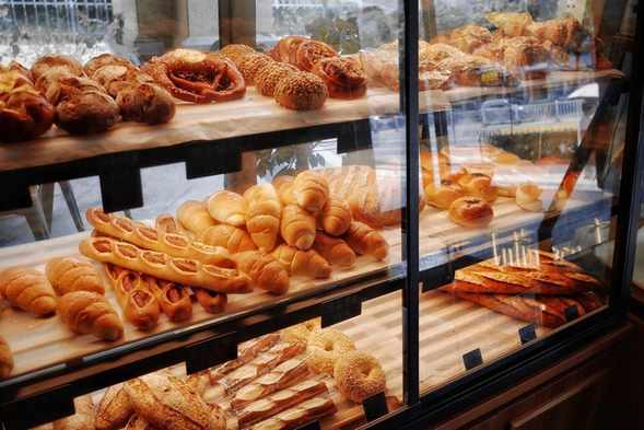 Vitrina de panadería con bollería dorada
