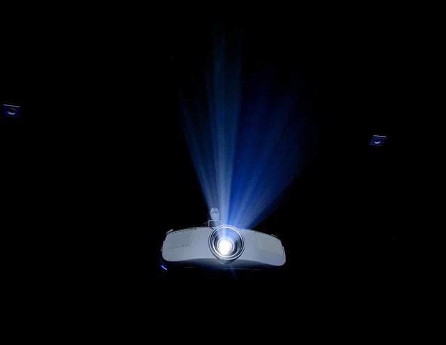 Proyector que lanza un haz de luz en la oscuridad