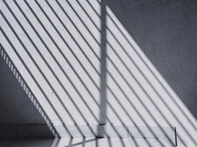 Sombras de líneas diagonales sobre un muro
