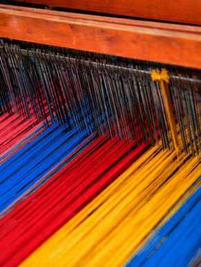Hilos de colores en un telar