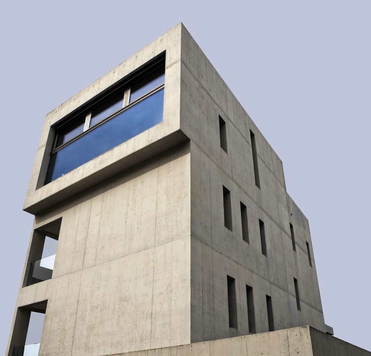Torre de hormigón con una ventana larga