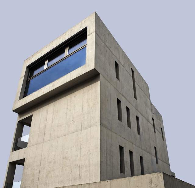 Torre de hormigón con una ventana larga