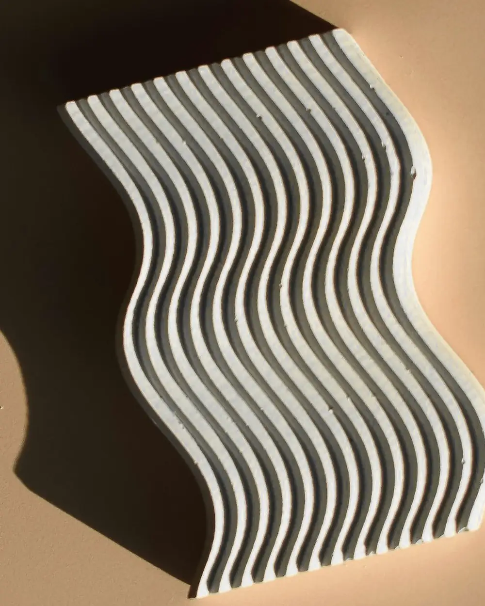 Detalle de las láminas apiladas, con luz en los bordes