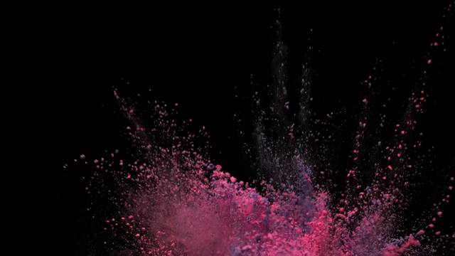 Polvo rosado que se levanta sobre fondo negro