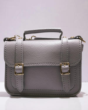 Bolso gris de solapa y correa