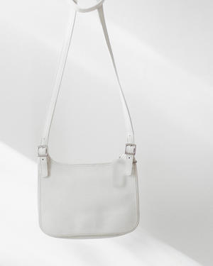 Bolso blanco hueso colgado de una barra