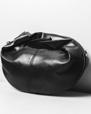 Bolso negro de cuero con forma de saco