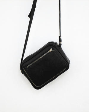 Bolso cruzado de cuero negro con una correa fina