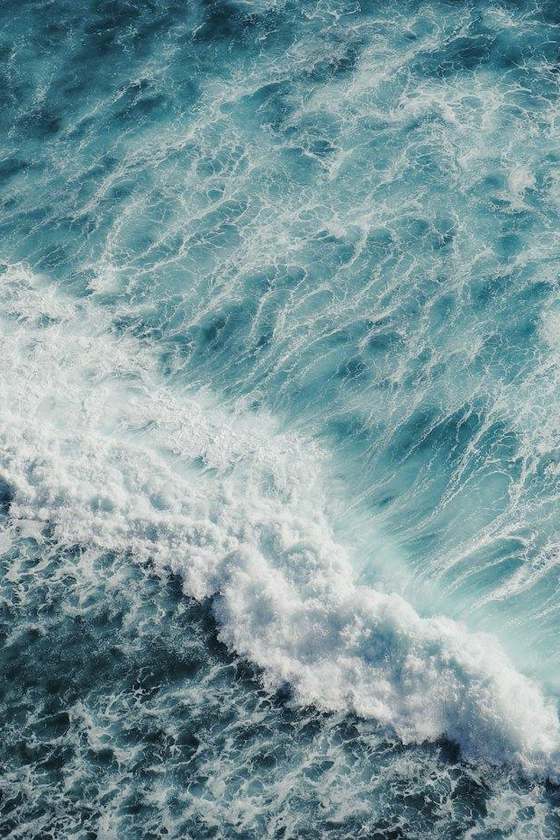 Vista aérea del oleaje de un mar azul