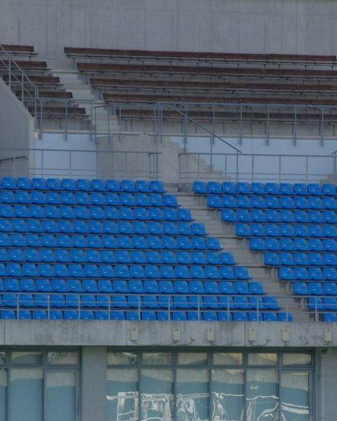 Gradas azules de un estadio vacío vistas de frente