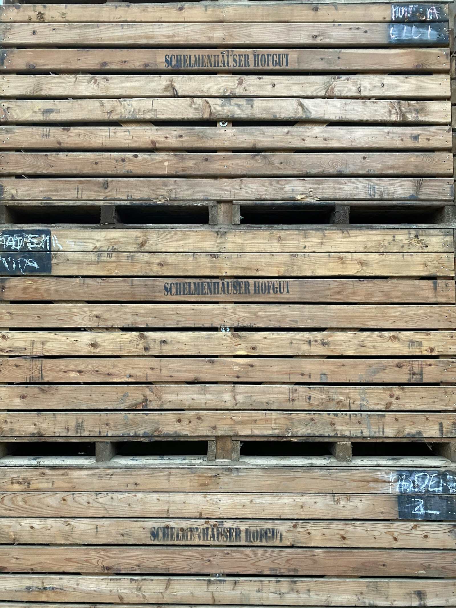 Cajas de madera apiladas en el packing