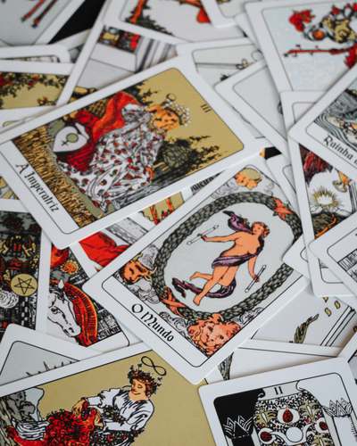 Cartas ilustradas de un mazo antiguo esparcidas sobre una mesa