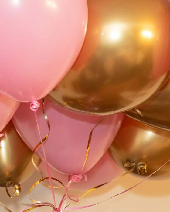 Globos rosados y dorados con cintas